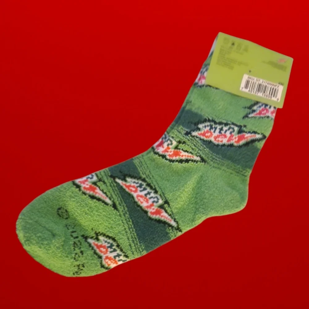 (1) Womens  Green Patterned Mtn Dew Casual Socks Shoe Size 5-10 - Picture 2 of 3